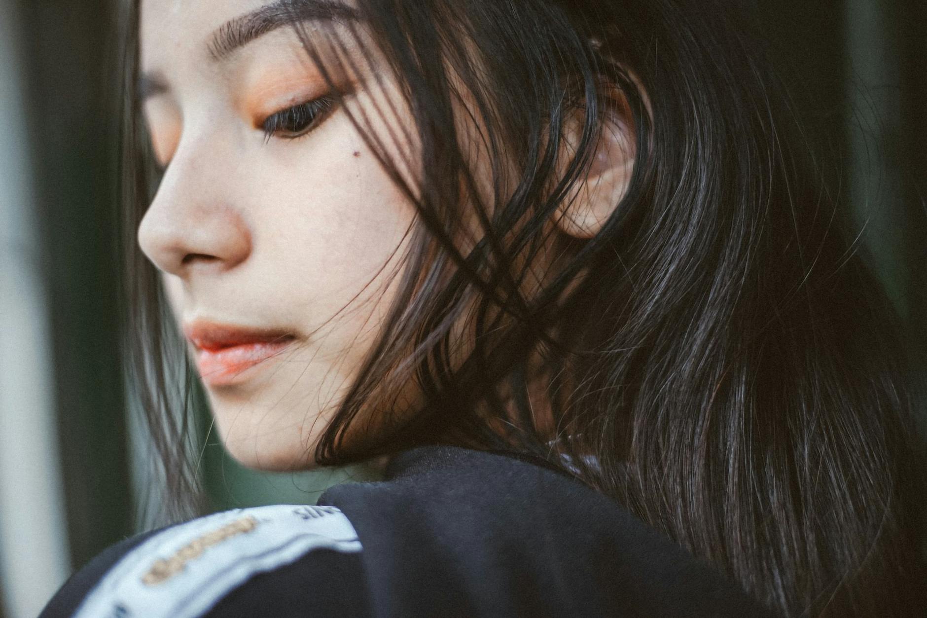 이중턱 지방흡입 후 갸름한 턱선의 젊은 여성 — 비너스의원