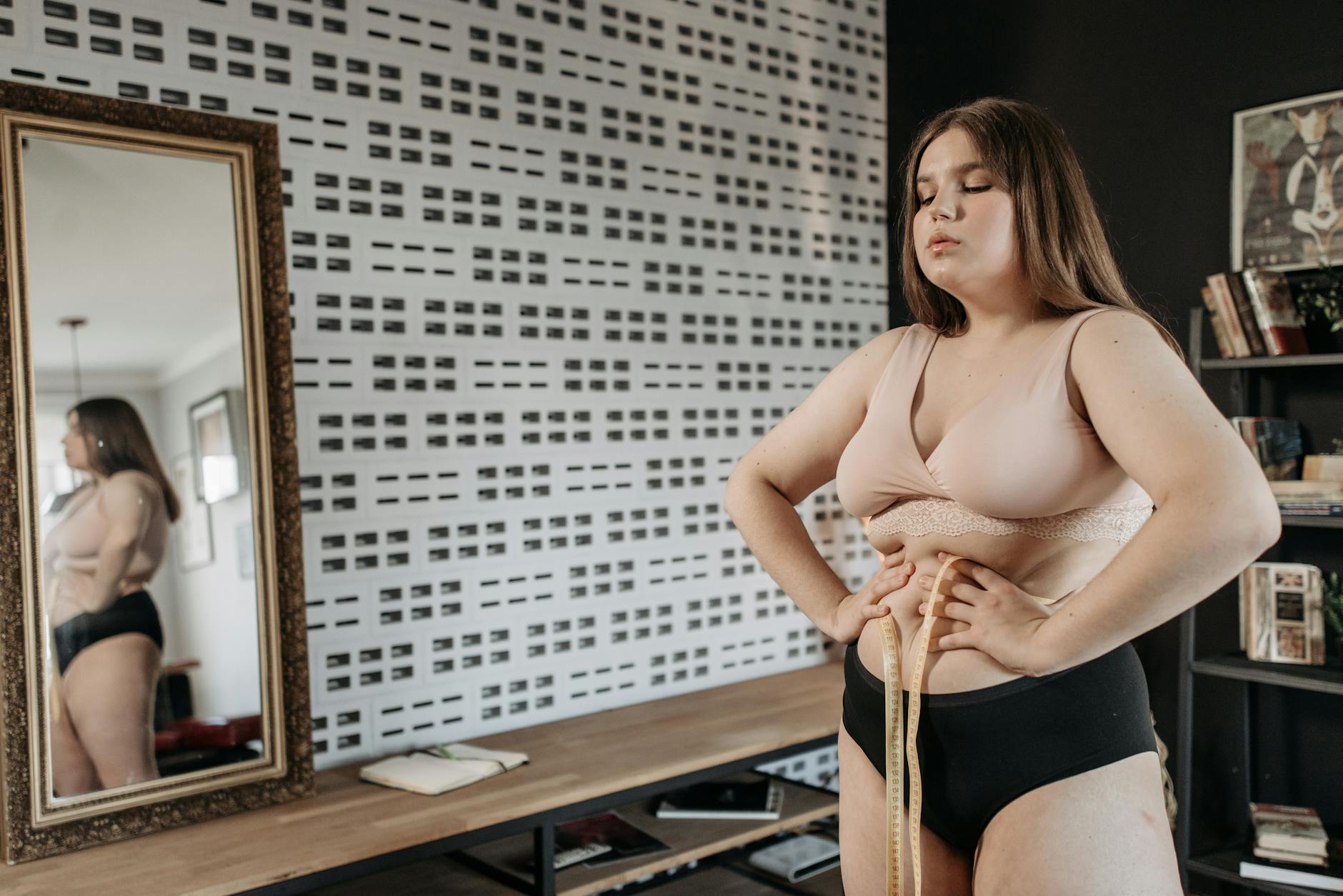 유방 지방흡입 후 가벼워진 상체를 느끼는 여성 이미지