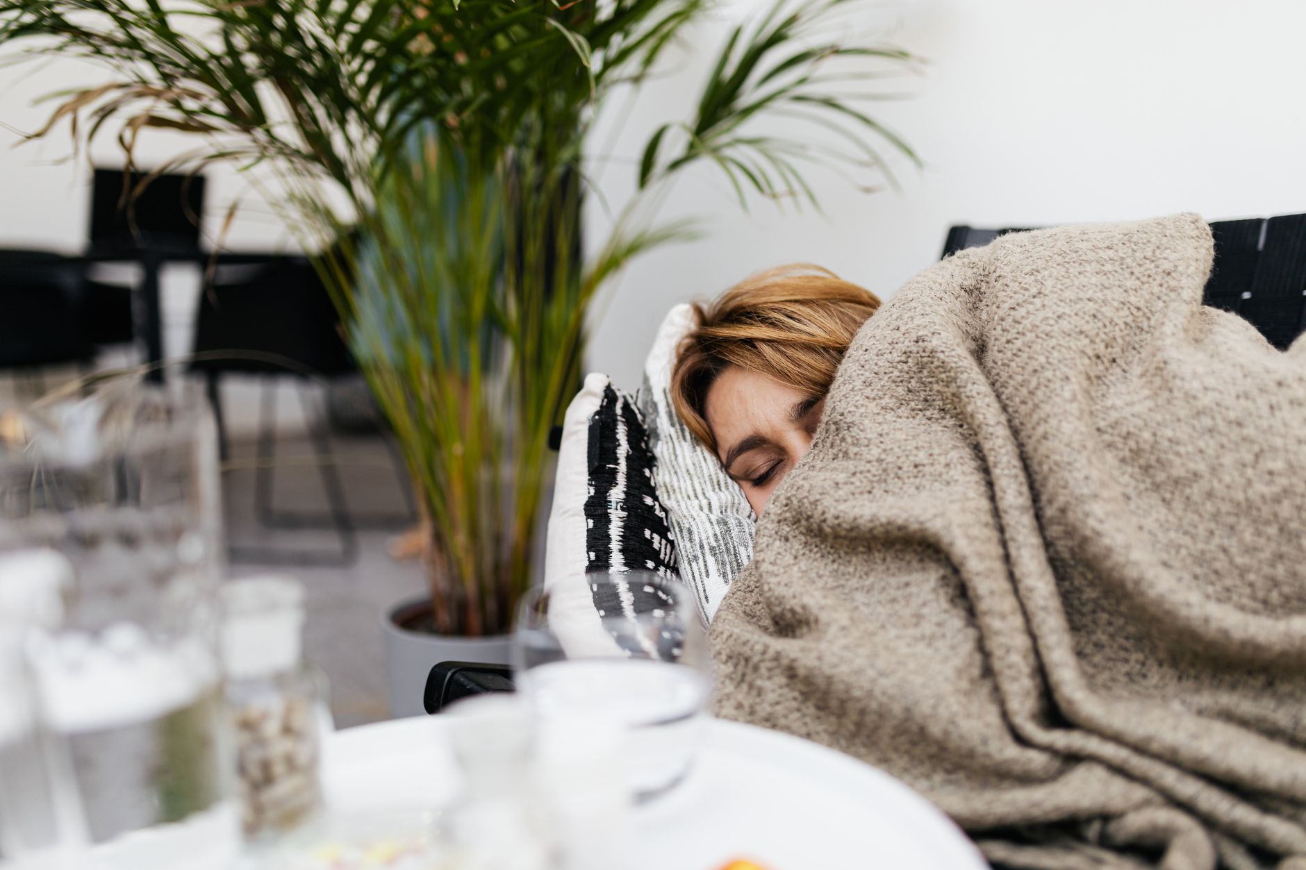 가슴축소 지방흡입 회복 기간 — 수술 후 집에서 안정 취하는 여성 이미지