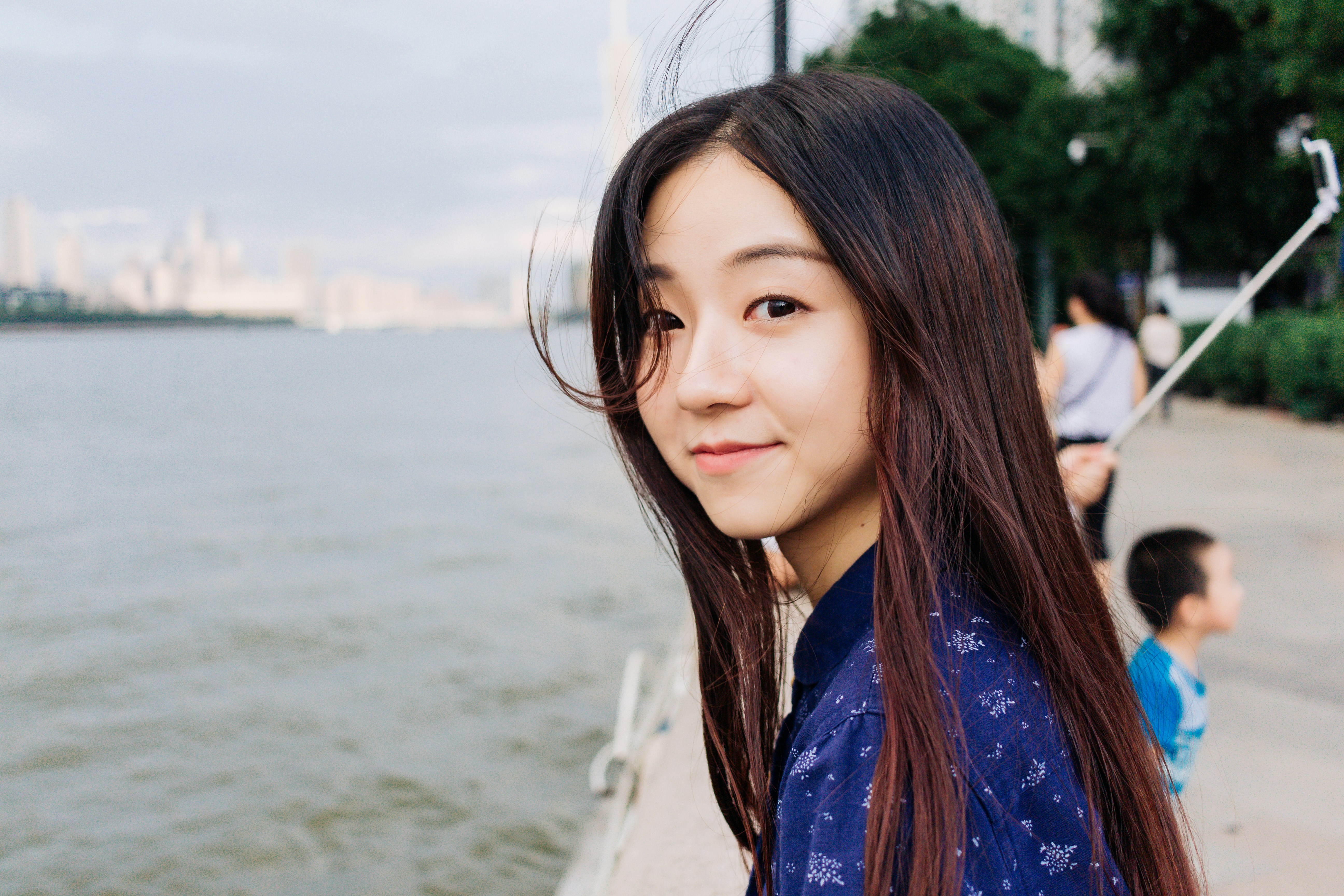 수술 후 몸 상태를 살피는 여성의 이미지