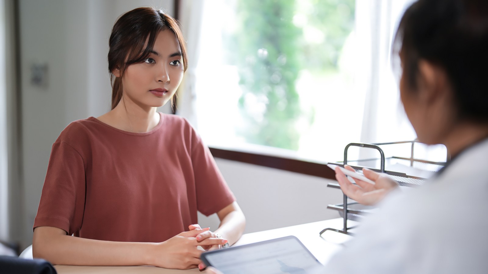 유방하수 표층 지방흡입 전 의료진과 상담하는 여성