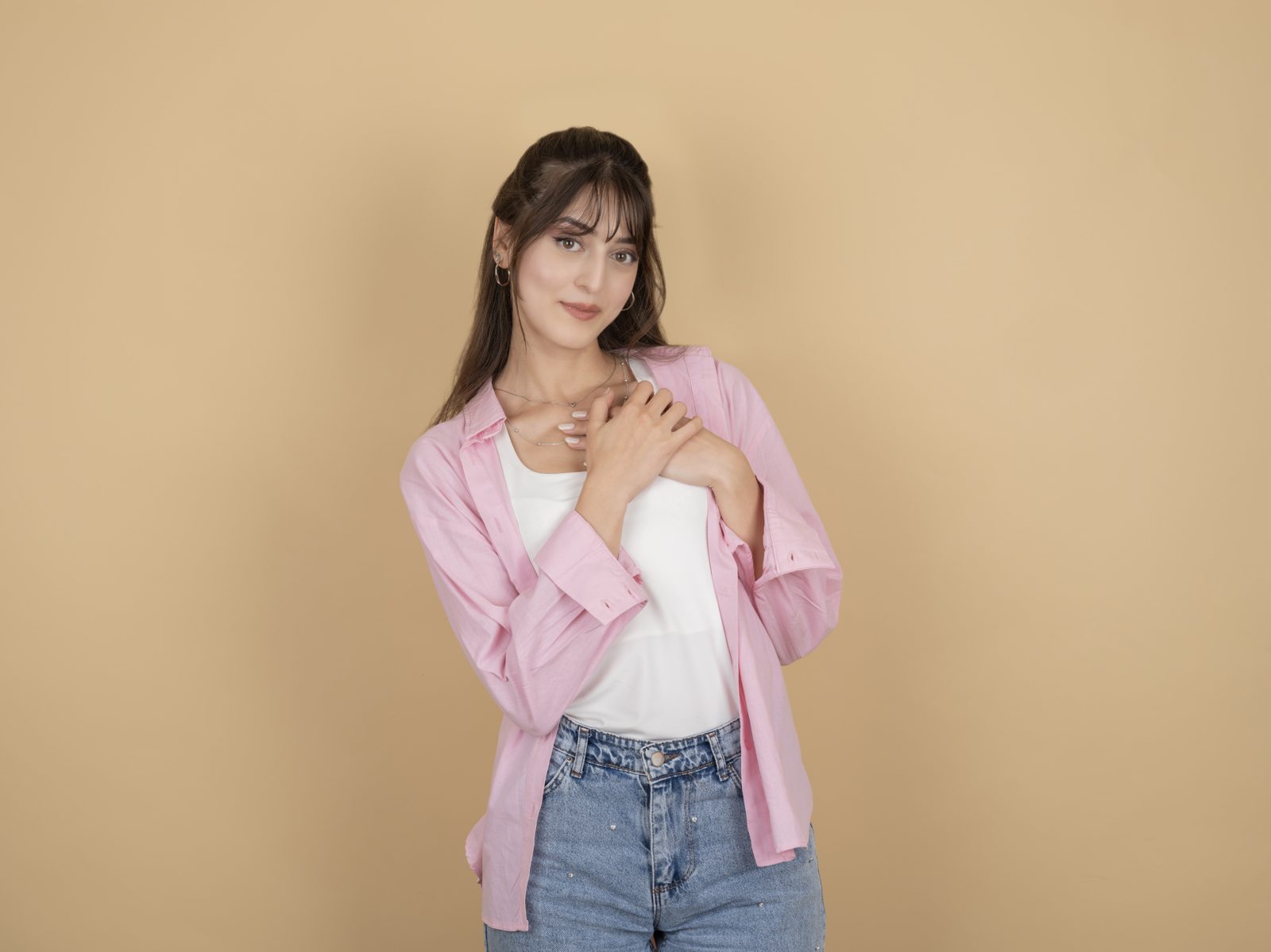 편안한 표정의 여성