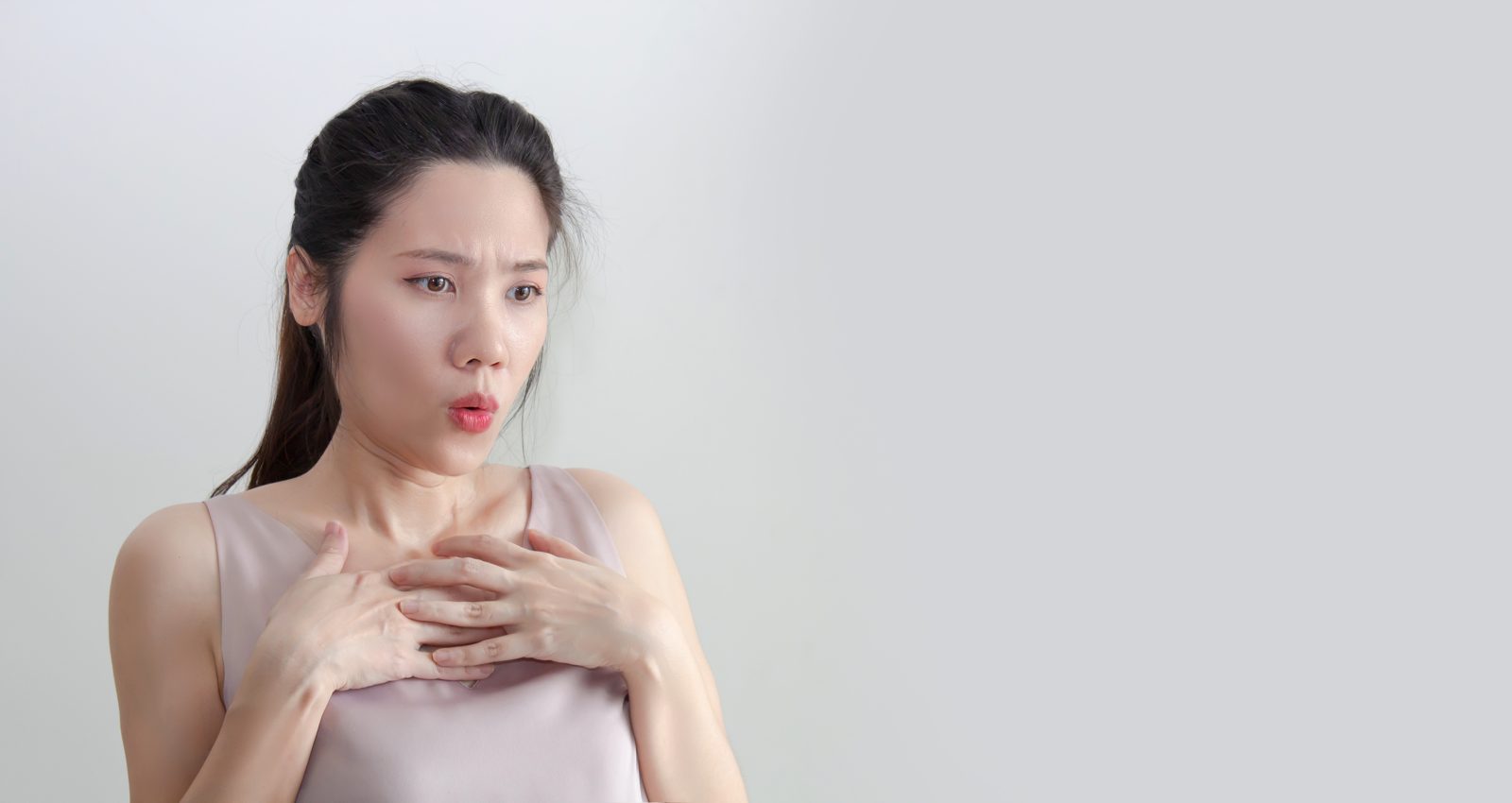 턱 라인이 신경 쓰여 거울을 보는 여성
